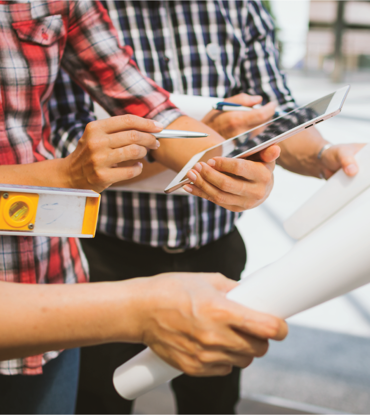 workers-meeting-and-using-ipad